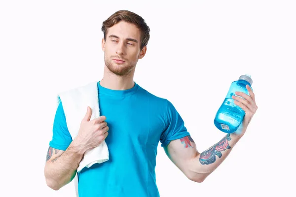 Hombre en camiseta azul botella de agua salud fitness —  Fotos de Stock