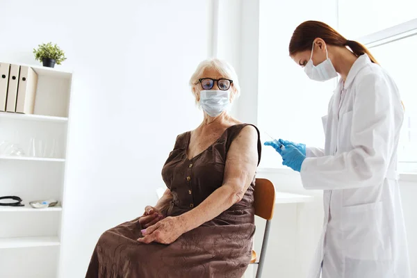 Äldre kvinna med ett medicinskt vaccin pass virus epidemi — Stockfoto
