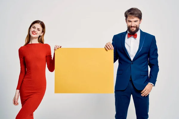 Homme et femme debout côte à côte jaune maquette publicité lumière fond Copier l'espace — Photo