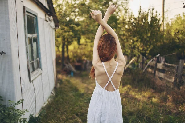 Bonita mujer Caminar en el campo Sol libertad —  Fotos de Stock