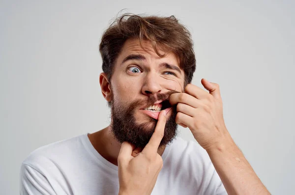 수염을 기른 남자 치과 치료는 배경을 분리 해 놓았다 — 스톡 사진