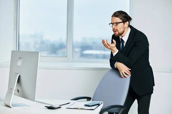 Geschäftsmann Dokumente in der Hand Kommunikation per Telefon Führungskraft — Stockfoto