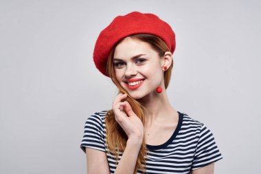 Moda pozu veren neşeli bir kadın. Kırmızı küpeler. Mücevher arkaplanı.