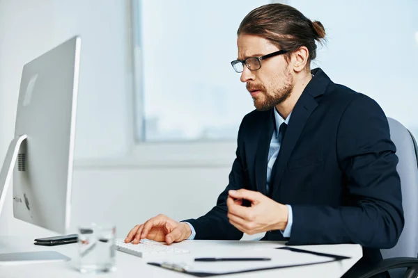 Manager masculin au bureau avec lunettes de travail exécutif — Photo