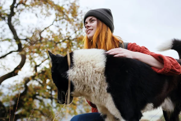 Woman tourist backpack playing with dog travel friendship — Stock Photo, Image