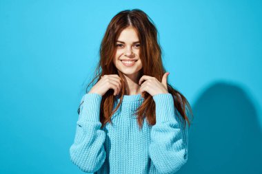 Mavi süveterli, mavi arka planlı kadın yaşam tarzı