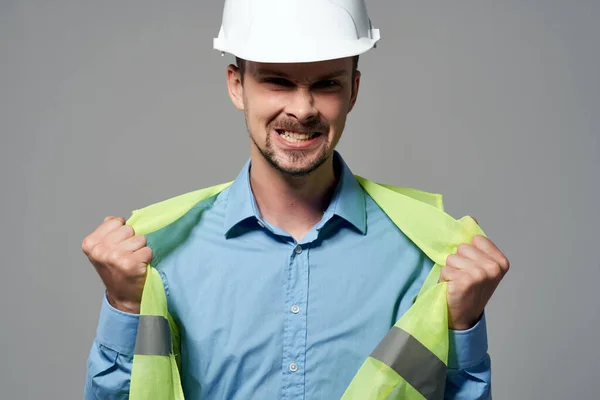 Çalışma biçimi inşaat işindeki adam izole edilmiş arkaplan — Stok fotoğraf