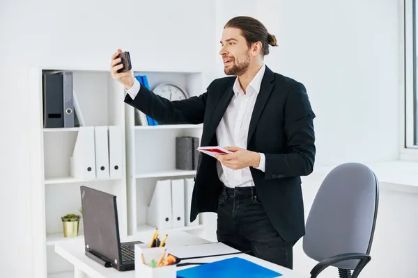 Office worker at the desk documents communication by phone Lifestyle — Stock Photo, Image