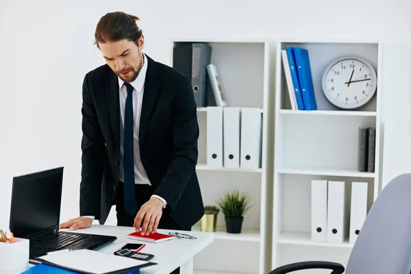 Manager in the office with documents technologies — Stock Photo, Image