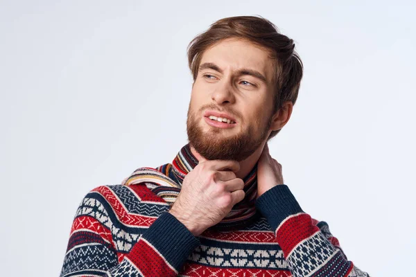 Hombre frío suéter problemas de salud gripe infección fondo ligero —  Fotos de Stock