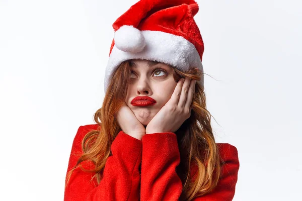 Jolie femme en costume de Père Noël posant luxe mode — Photo