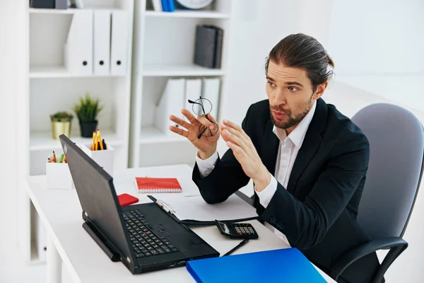 Homem em um trabalho terno no escritório na frente de um estilo de vida laptop — Fotografia de Stock