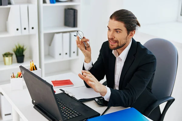 Gestionnaire travailler dans le bureau en face d'un ordinateur portable technologies — Photo