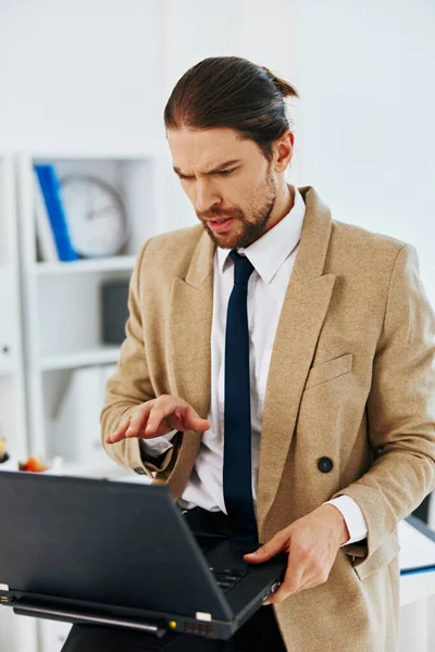 Empresário segurando um telefone laptop estilo de vida de escritório — Fotografia de Stock