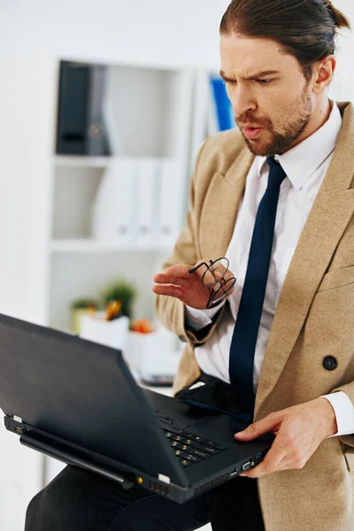 Модный человек в офисе с ноутбуком технологии — стоковое фото