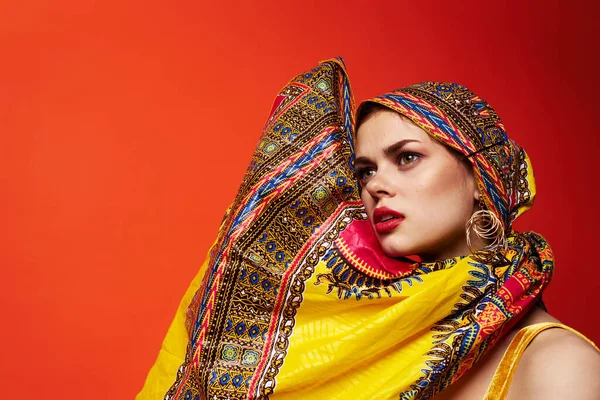 Vacker kvinna etnicitet flerfärgad huvudduk makeup glamour Studio modell — Stockfoto