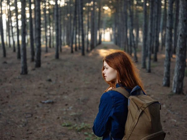 Žena v lese venku cestování procházka — Stock fotografie