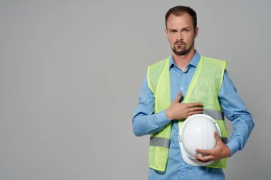 Beyaz miğferli bir adam. Mesleği tecrit edilmiş.