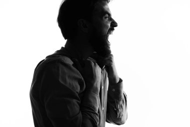 Elinde tabanca olan bir adam suç işlemiş, hafif bir sicili var.