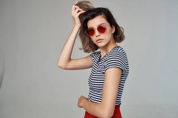 Belle femme avec des lunettes posant Studio — Photo