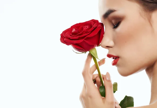 Brunetka atraktivní vzhled růže květina červené rty půvab — Stock fotografie