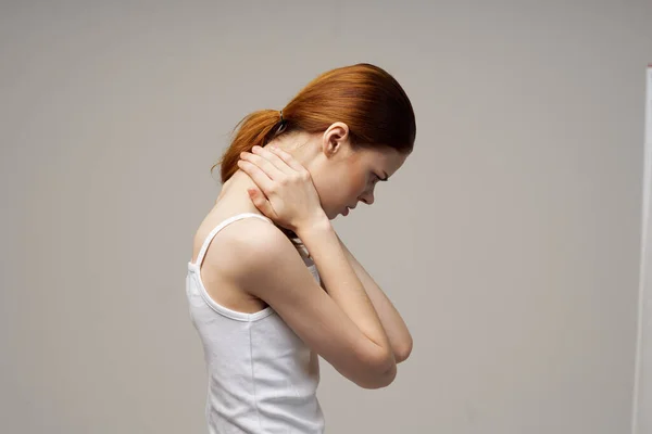 Hoşnutsuz Kadın Boynunu Tutuyor Sağlık Sorunları Var — Stok fotoğraf