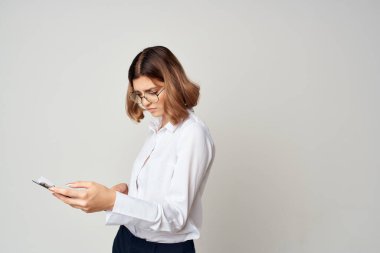 İş kadını poz veren ofis işleri yaşam tarzı izole edilmiş arka plan