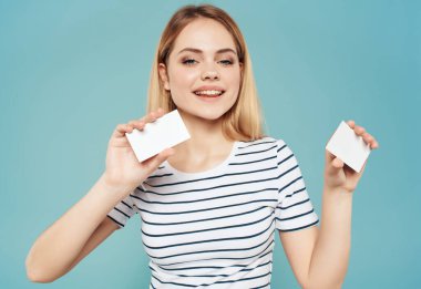 Elinde kartvizitle neşeli bir kadın, Lifestyle Studio