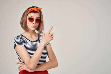 Güneş gözlüğü takan güzel bir kadın moda dekorasyonu yapıyor.