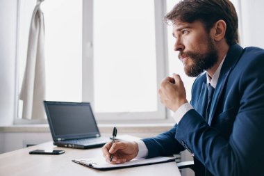 Ofis duyguları teknolojilerinde bir dizüstü bilgisayar için çalışan yönetici.