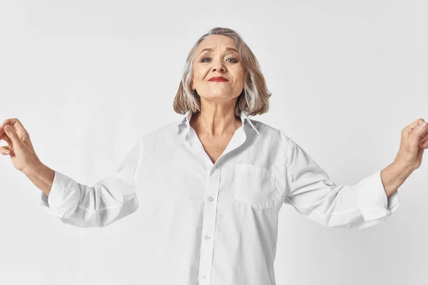 Veselá starší žena v bílé košili emoce studio životní styl — Stock fotografie