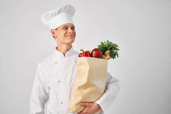 Chef con un pacchetto di generi alimentari cucina cottura cibo lavoro — Foto Stock