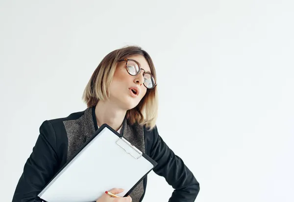 Obchodní žena nosí brýle dokumenty pracovní reklama — Stock fotografie