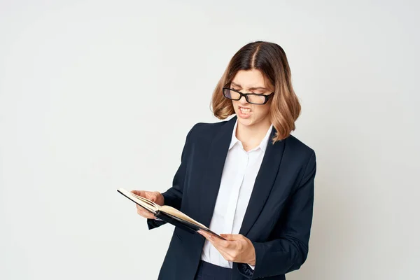 Femme avec lunettes exécutif Lifestyle fond isolé — Photo