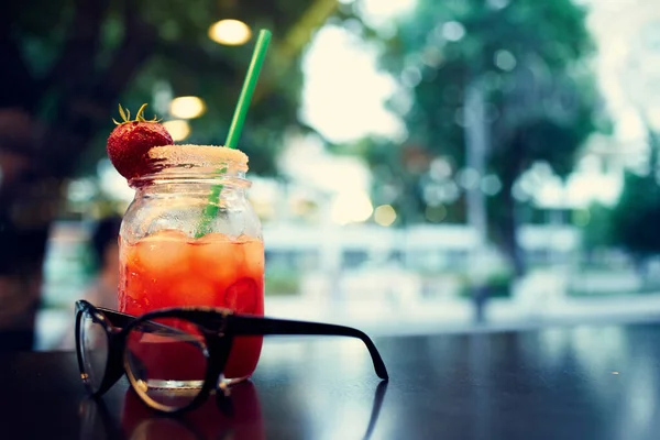Alkoholfreie Cocktailgläser auf einem Tisch in einem Café Freizeitgestaltung — Stockfoto
