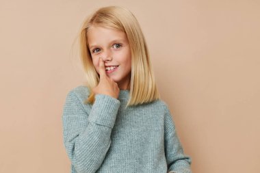 Küçük şirin kız şık bebek kıyafetleri çocuk yaşam tarzı konsepti