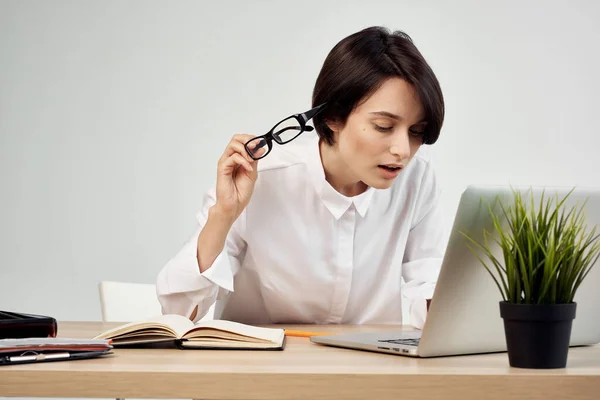 Femme en costume devant un ordinateur portable avec des lunettes confiance en soi Studio Lifestyle — Photo