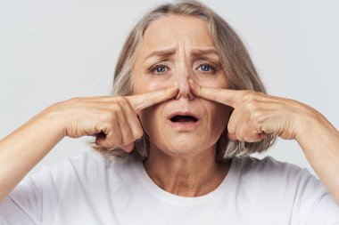 Yaşlı kadın burnu akan mendil soğuk.