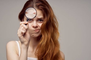 İzole edilmiş arka planda deri sorunları olan kızıl saçlı. Yüksek kalite fotoğraf