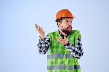 Üniformalı çalışan duygusal bir adam inşaat mesleği olarak izole edilmiş