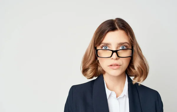 Imprenditrice con occhiali luce executive emozioni di sfondo — Foto Stock