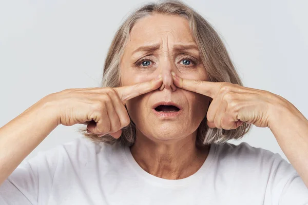 Starsza kobieta katar nos chusteczka zimno — Zdjęcie stockowe