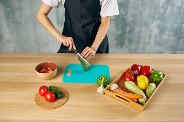 Cucinare il pranzo a casa insalata di cibo vegetariano — Foto Stock
