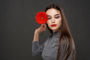 Kızıl çiçekli esmer lüks kozmetik romantizmi ile yüz yüze