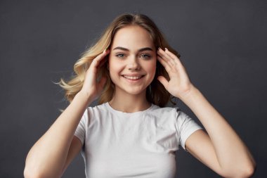 Sarışın, çekici görünüm makyajı.