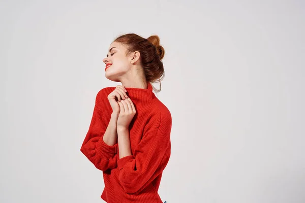 Mujer Moda Suéter Rojo Posando Sobre Fondo Claro Foto Alta — Foto de Stock