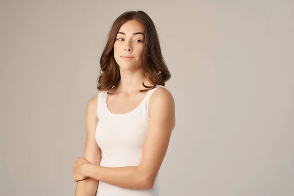 Vrouw in wit tank top zuiver leer mode studio — Stockfoto