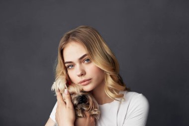 Küçük köpek makyajlı güzel bir kadın.