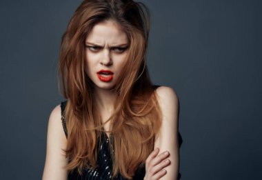 Stüdyoda poz veren siyah elbiseli bir kadın. Yüksek kalite fotoğraf