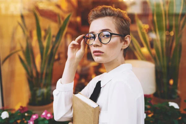 Femme aux cheveux courts en plein air dans un repos de café d'été Lifestyle — Photo